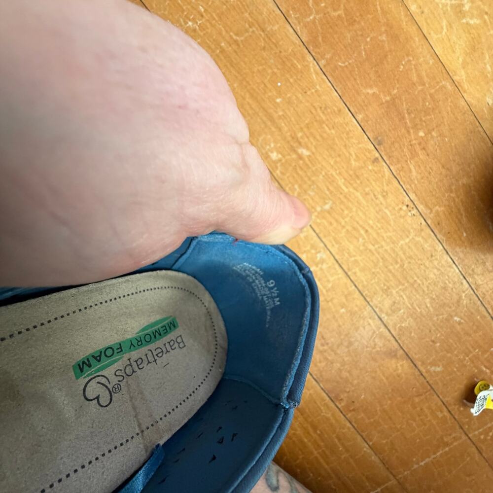 Baretraps Memory Foam Mariah Flats Brown Cut-Out Floral Pattern Shoes Size 8 - Picture 2 of 6